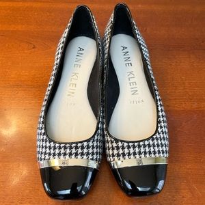 Anne Klein RHEA FLAT I-FLEX Black/White Houndstooth Shoes, Size 7M